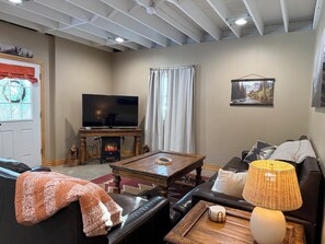 Living area - Private 1-bedroom apartment in West Liberty perfect for your stay (West Liberty)