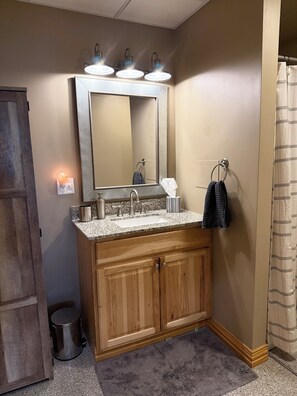 Dusch, handdukar och toalettpapper