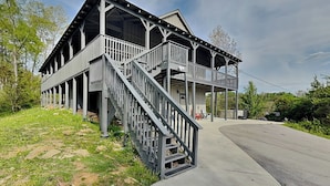 A two-story building with a balcony and a staircase. - Bluff Mountain Vista (Sevierville)