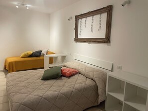 2 habitaciones, tabla de planchar con plancha, wifi y ropa de cama 