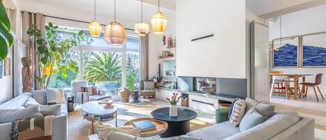 TV, fireplace, stereo