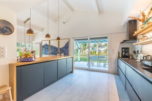 Fridge, microwave, oven, dishwasher - Villa Ysée - Villa 10 personnes, Piscine chaufée (Saint-Jean-de-Luz)