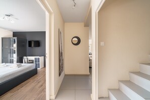 Tabla de planchar con plancha, wifi gratis y ropa de cama 