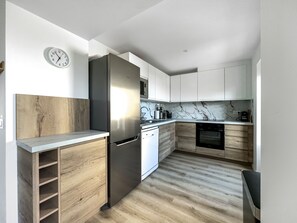 Kjøleskap, mikrobølgeovn, ovn og oppvaskmaskin