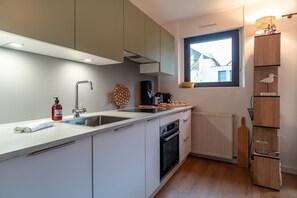 Fridge, microwave, oven, dishwasher - Le Petit Braz - Au Cœur de la Trinité sur Mer (La Trinite-sur-Mer)