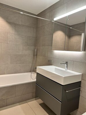 Shower, hair dryer - Modern Jungfrau View Apartment with BBQ and AC at Interlaken West Station (Interlaken)