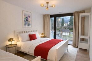 2 bedrooms, desk, free WiFi, bed sheets - Modern Jungfrau View Apartment with BBQ and AC at Interlaken West Station (Interlaken)