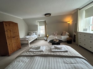 4 habitaciones, tabla de planchar con plancha, wifi y ropa de cama