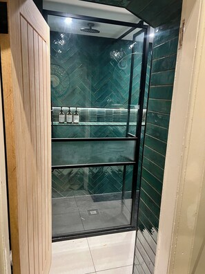 Douche, sèche-cheveux, serviettes fournies, savon
