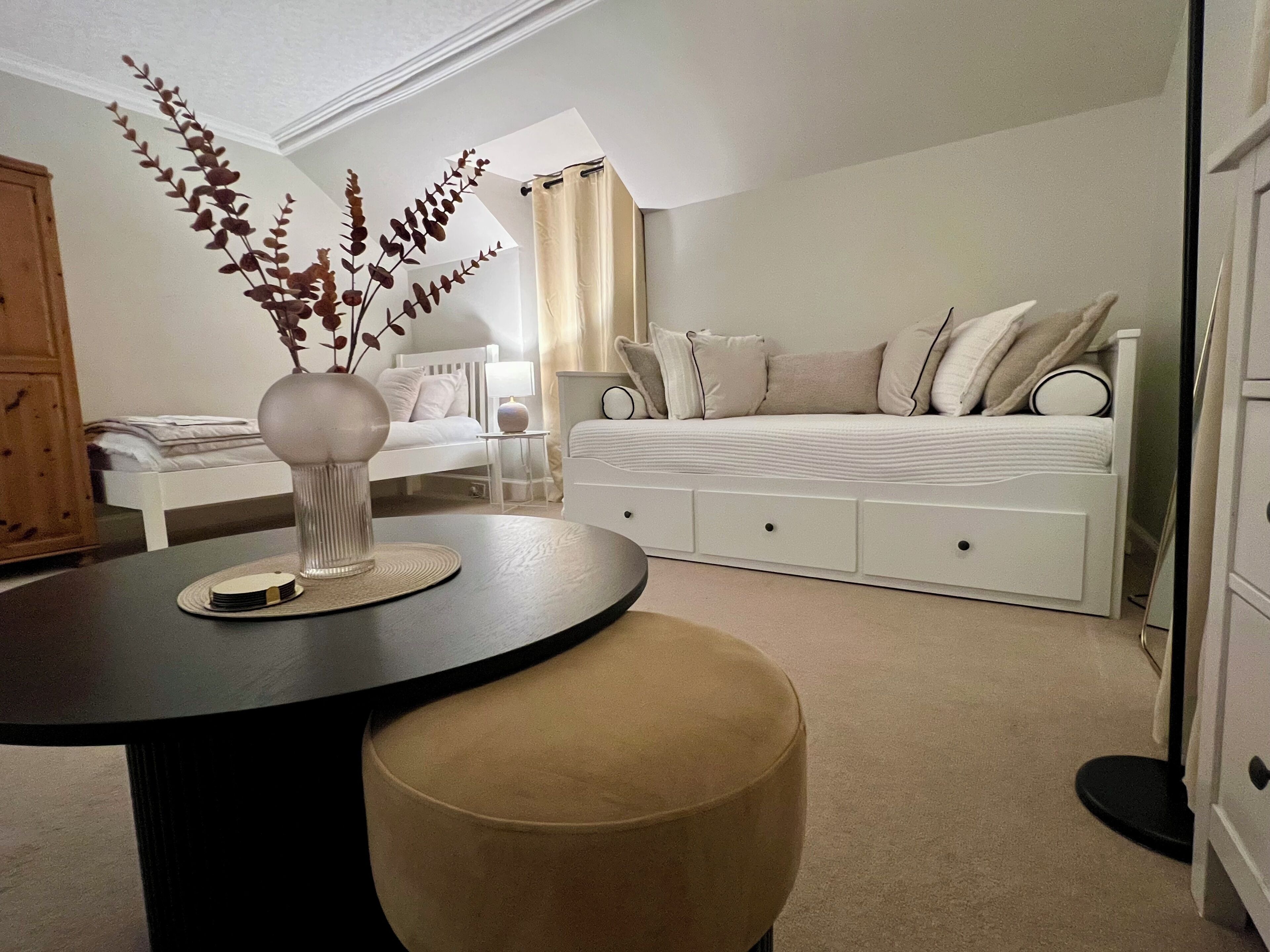 4 bedrooms, iron/ironing board, WiFi, bed sheets