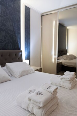 2 bedrooms, in-room safe, desk, iron/ironing board - Flatiron Signature Luxury Suite – City View – 2-Bedroom Apartment (Skopje)