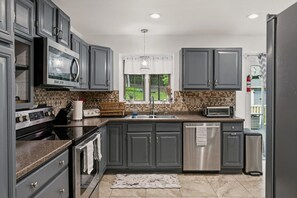 Coffee/tea maker, fridge, microwave, oven - Hot Tub + Sauna | Game Room | 6mi to Camelback (Stroudsburg)