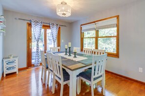 Dining - Hot Tub + Sauna | Game Room | 6mi to Camelback (Stroudsburg)