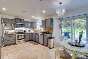 Fridge, microwave, oven, stovetop - Hot Tub + Sauna | Game Room | 6mi to Camelback (Stroudsburg)