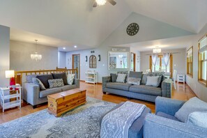 TV, fireplace, video games, table football - Hot Tub + Sauna | Game Room | 6mi to Camelback (Stroudsburg)