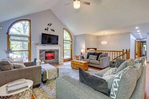 TV, fireplace, video games, table football - Hot Tub + Sauna | Game Room | 6mi to Camelback (Stroudsburg)