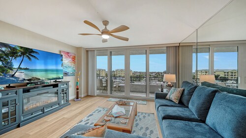 Beach Access, Pickle, Pool, Tennis included with Sun-Drenched Siesta Key Condo