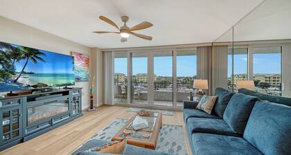 Beach Access, Pickle, Pool, Tennis included with Sun-Drenched Siesta Key Condo