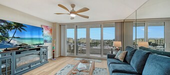 Beach Access, Pickle, Pool, Tennis included with Sun-Drenched Siesta Key Condo