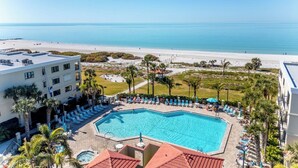 Ein Poolbereich mit Blick auf Strand und Meer.