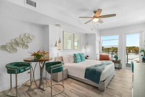 مكواة/لوح كي وسرير سفر وواي فاي وملاءات أسرّة