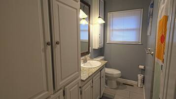 Dusj, hårføner, håndklær og såpe