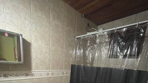 Ein Badezimmer mit Waschbecken, Toilette und Duschvorhang.