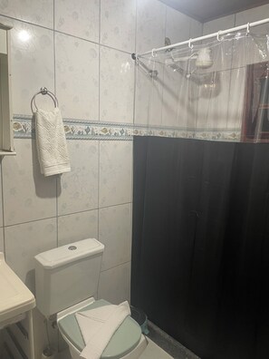 Serviettes fournies, savon, papier toilette