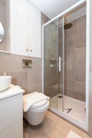 Shower, hair dryer, towels, soap - Cosy Design Flat with Park Views. 5min from Broadway Market! (London)
