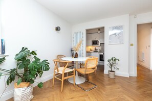 Dining - Cosy Design Flat with Park Views. 5min from Broadway Market! (London)