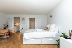 Iron/ironing board, WiFi, bed sheets - Cosy Design Flat with Park Views. 5min from Broadway Market! (London)