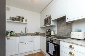 Private kitchen - Cosy Design Flat with Park Views. 5min from Broadway Market! (London)