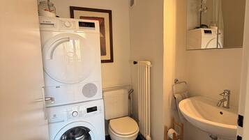 SĂšche-cheveux, serviettes fournies, savon, papier toilette