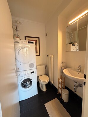 Hair dryer, towels, soap, toilet paper - Central 2 bedroom apartment in heart of Eaux-Vives (Genève)