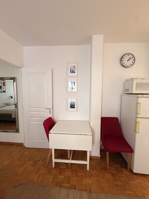 Interior - Central 2 bedroom apartment in heart of Eaux-Vives (Genève)