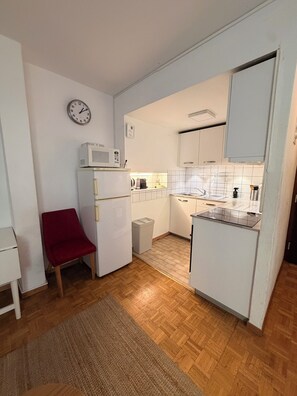 Private kitchen - Central 2 bedroom apartment in heart of Eaux-Vives (Genève)