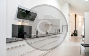 Geladeira, lava-louças, cafeteira/chaleira