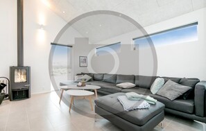 Smart TV, lareira, mesa de pingue-pongue