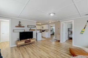 Interior - 2-bedroom house in adorable Panama City steps to the best restaurants and beach (Panama City Beach)