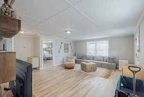 Interior - 2-bedroom house in adorable Panama City steps to the best restaurants and beach (Panama City Beach)