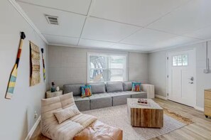 Smart TV - 2-bedroom house in adorable Panama City steps to the best restaurants and beach (Panama City Beach)