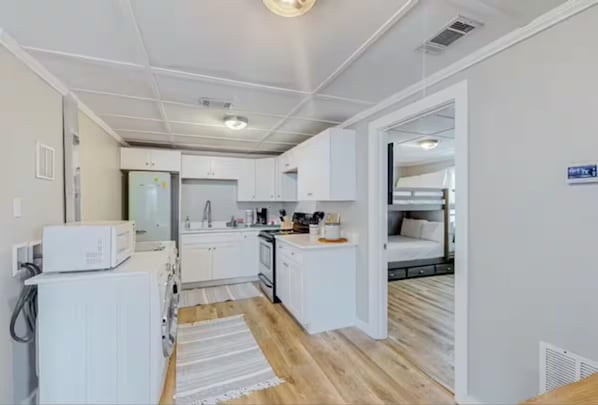 Private kitchen - 2-bedroom house in adorable Panama City steps to the best restaurants and beach (Panama City Beach)