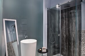 Dusche, Haartrockner, Bidet, Handtücher