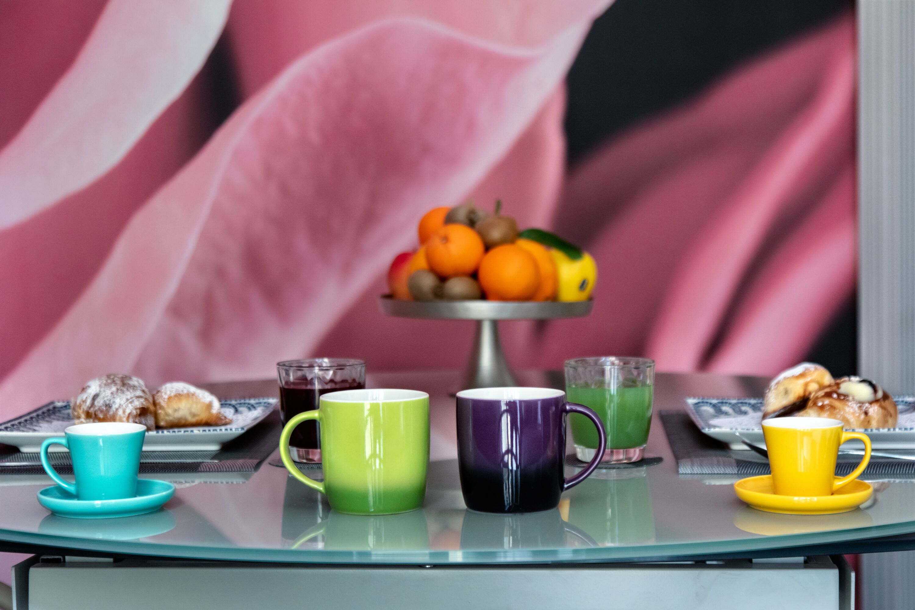 Een ontbijttafel met diverse etenswaren en drankjes.
