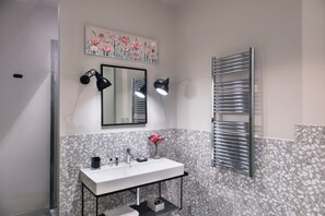 Shower, hair dryer, bidet, towels - Lady Rose Prestige Suite (Naples)
