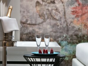 Dining - Lady Rose Prestige Suite (Naples)