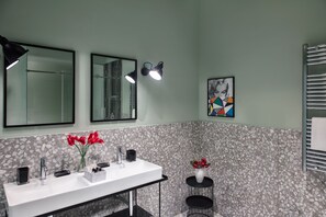Shower, hair dryer, bidet, towels - Lady Rose Privilege Suite (Naples)