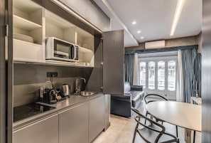 Fridge, microwave, stovetop, dishwasher - Blu Diamond - One Bedroom Apartment, Sleeps 5 (Naples)