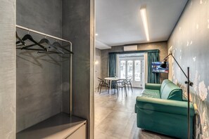 Interior - Green Diamond - One Bedroom Apartment, Sleeps 5 (Naples)
