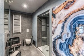 Shower, hair dryer, bidet, towels - Green Diamond - One Bedroom Apartment, Sleeps 5 (Naples)